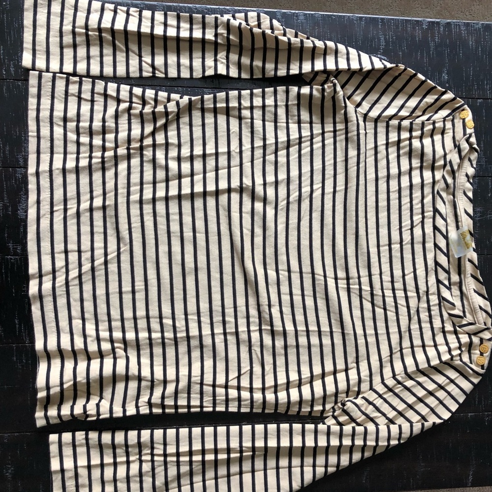Quarter length sleeve top.